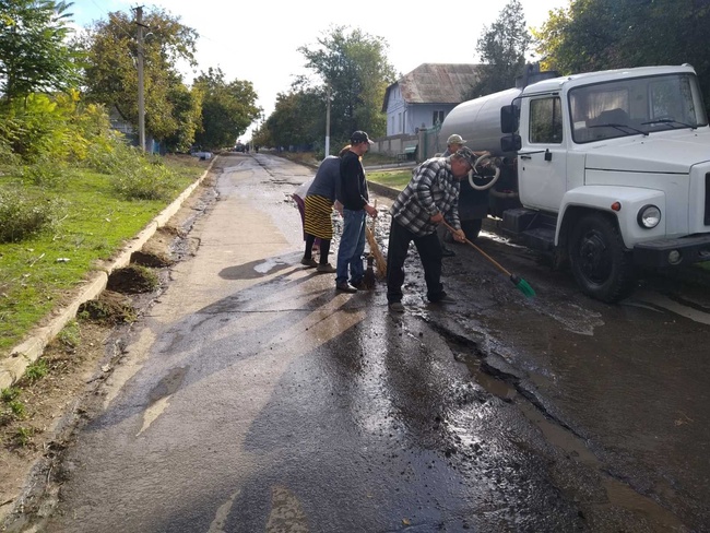Жители еще одного села в Одесской области ремонтируют дорогу своими силами