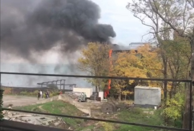 Неподалеку от дельфинария в Одессе горел отель, который пытался снести мэр Одессы