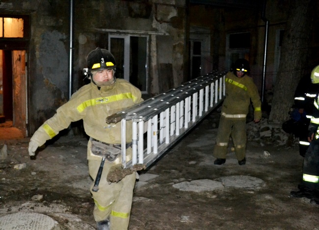 В центре Одессы обрушилась стена дома: под завалами оказалась женщина (ОБНОВЛЕНО)