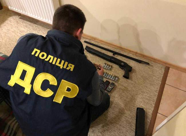 Перевіряють причетність до гранат на подвір'ях: поліцейські затримали чотирьох мешканців Рені