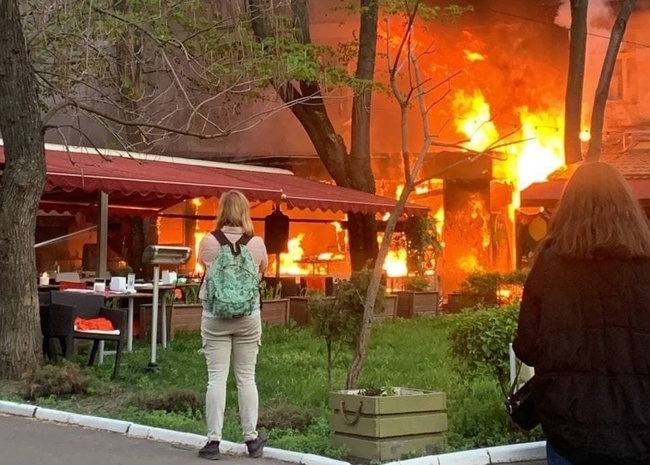 З готелю біля палаючого ресторану в центрі Одеси евакуювали сімох людей