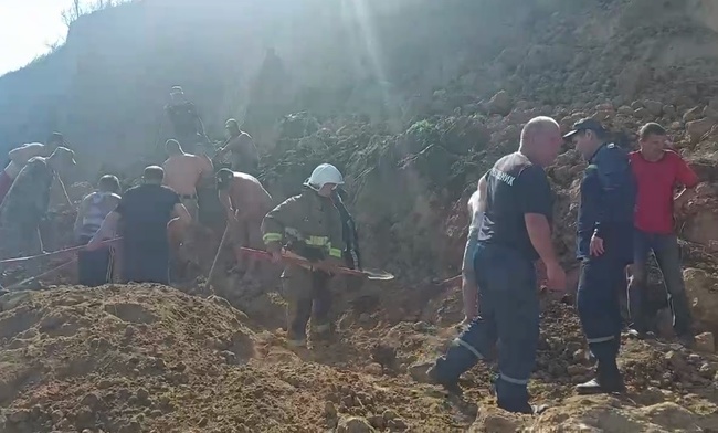 Рятувальники шукають людей, яких можливо завалило зсувом в курортному селі на Одещині
