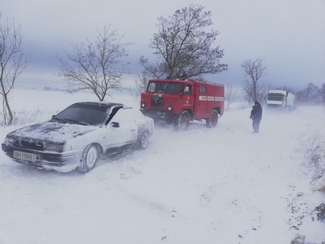 Непогода в Одесской области: сломанные деревья, застрявшие машины и закрытые трассы
