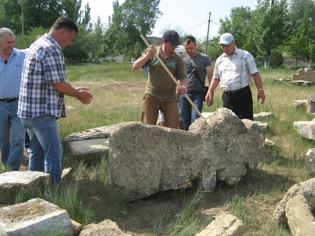 В Татарбунарах создают мемориальный комплекс из разрушенных в советское время надгробий