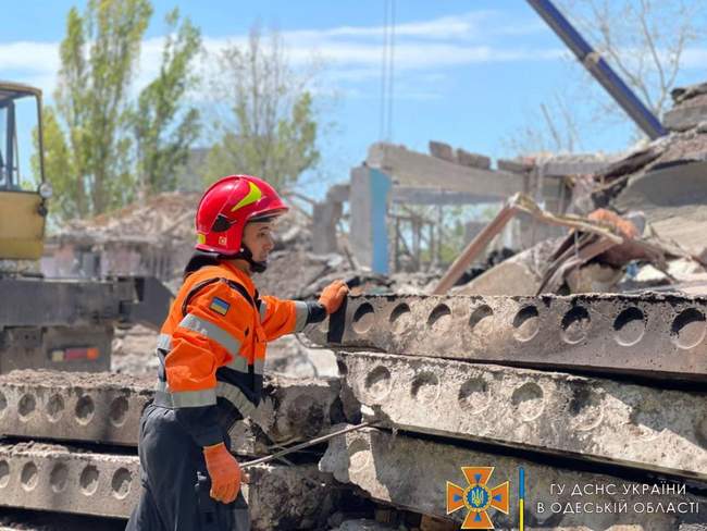 У Сергіївці на Одещині після ракетного обстрілу продовжують розбирати завали