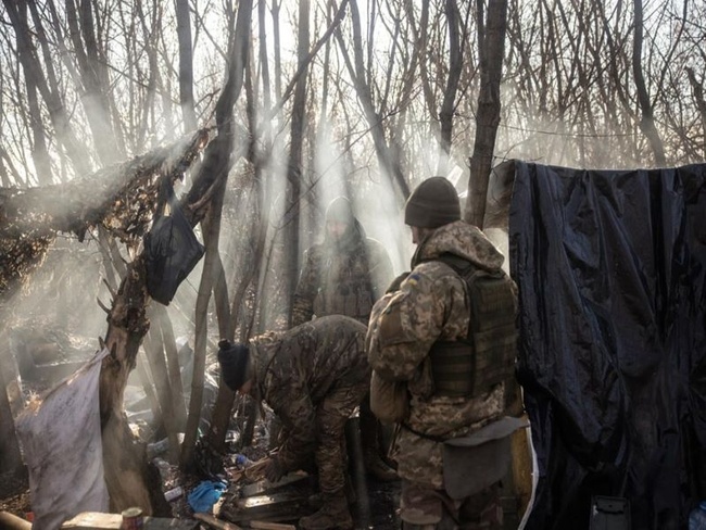 Бійці артилерійського підрозділу чекають нові координати цілі. Фото: Кріс Макграт/Getty Images