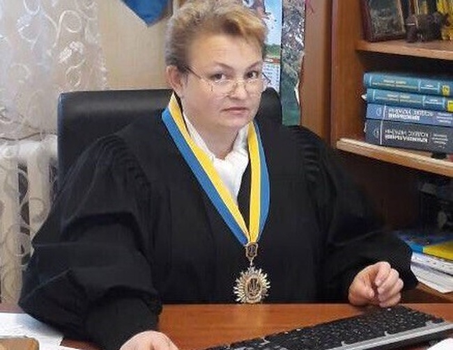 Суддя з Болграду поскаржилася, що знайшла в своєму кабінеті конверт із 300 доларами