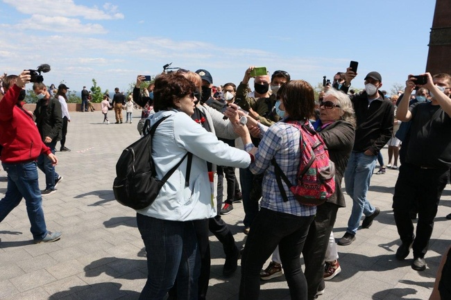 Напад на журналістку та непокора поліції: в Одесі відзначають День Перемоги
