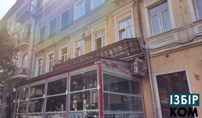 В центрі Одеси балкон впав прямо під власницею квартири