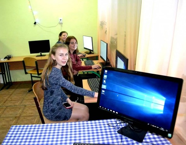 Отремонтированная после пожара балтская школа получила компьютерный класс