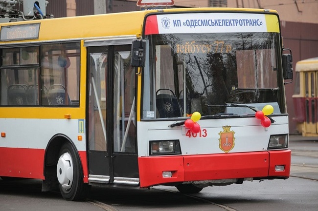 Одеситам влаштували екскурсію містом на святковому тролейбусі