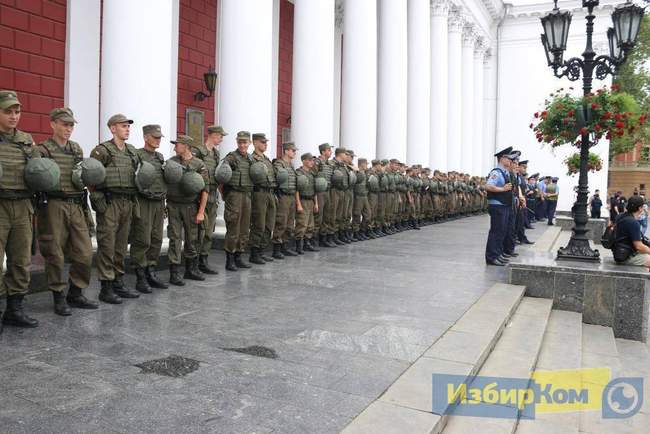 Неожиданная сессия Одесского горсовета: оцепление вокруг мэрии и сбор ради одного вопроса