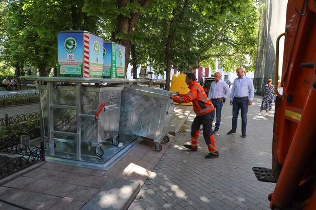 На Приморском бульваре в Одессе установили первые в городе подземные мусорные баки