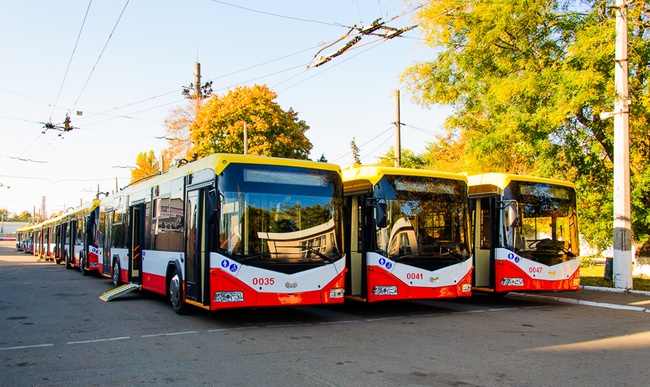Пять троллейбусных и шесть трамвайных маршрутов будут работать в День города в Одессе до часа ночи