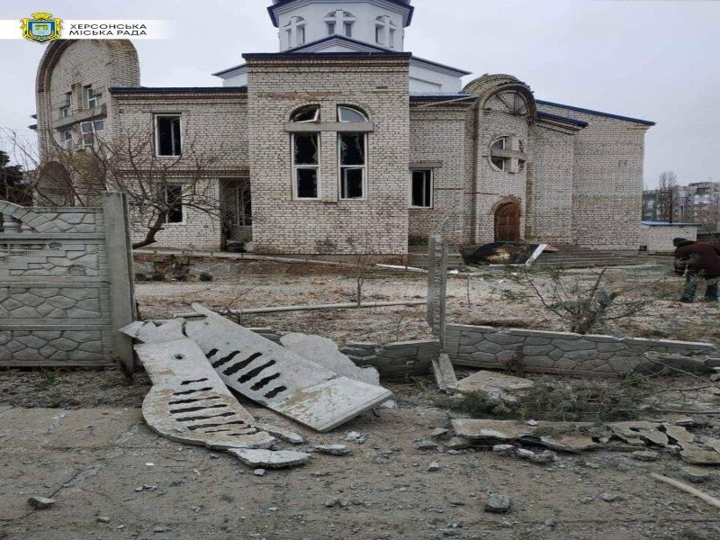 Атака на Херсон: армія рф пошкодила церкву, будинки та газову трубу