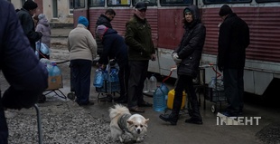 Свердловини, волонтери й навіть громадський транспорт: як Миколаїв налагодив життя без питної води у водопроводі