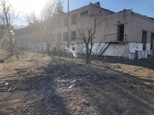 На Херсонщині внаслідок обстрілу пошкоджено школу: ворог скинув 9 авіабомб