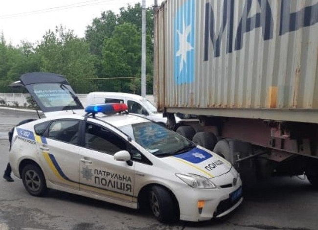 Водитель фуры в Одессе протаранил авто патрульных, приехавших фиксировать ДТП
