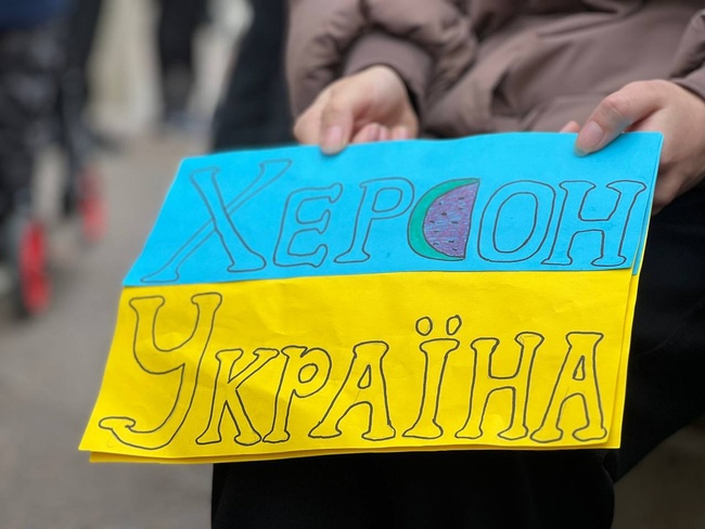 Переселенці з Херсону святкують в Одесі звільнення їхнього міста