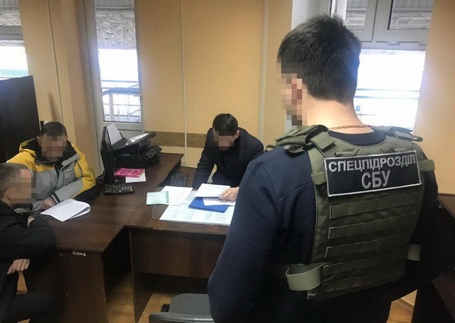 СБУ задержала таможенника по подозрению в систематическом поучении «дани» с «евробляхеров»