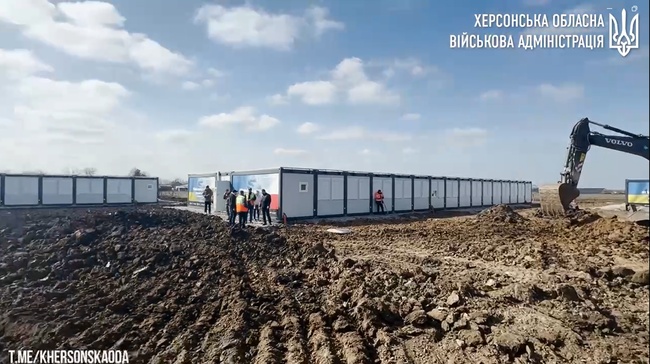 У Чорнобаївській громаді будують модульне містечко для людей, яких росія позбавила домівок. Фото: стоп-кадр відео Олександра Прокудіна