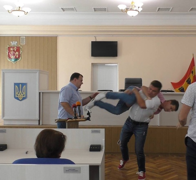 У приміщенні Білгород-Дністровської міської ради сталася бійка між депутатами