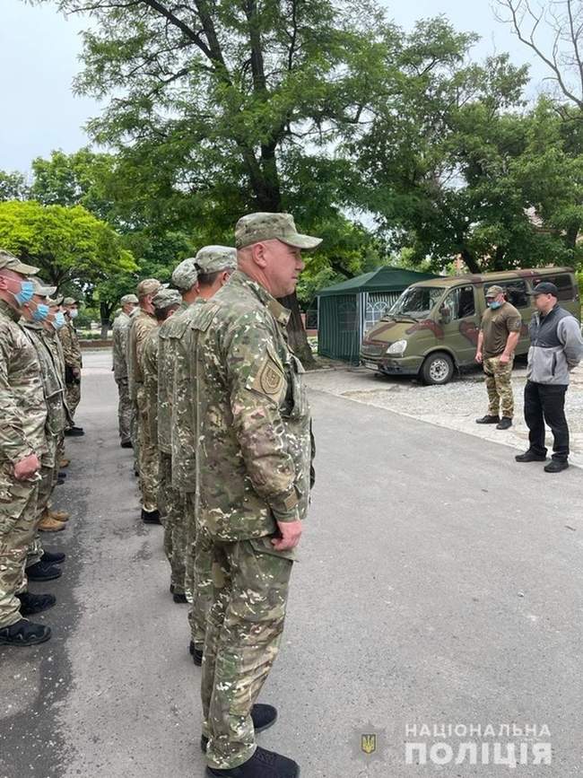 Головний поліціянт Одещини нагородив бійця "Шторма" неподалік лінії фронту