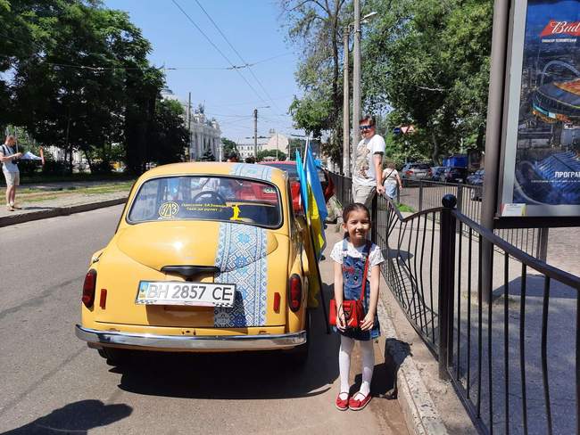 В Одесі влаштували мегамарш вишиванок та автопробіг до дня кримськотатарського прапору