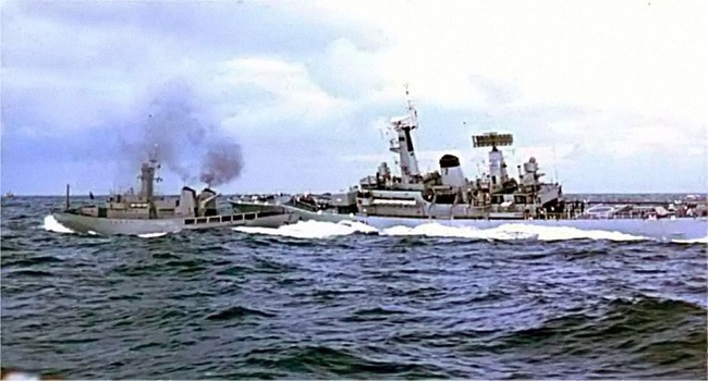 Зіткнення патрульного корабля ісландської берегової охорони (ліворуч) та британського фрегата. Фото: Вікіпедія