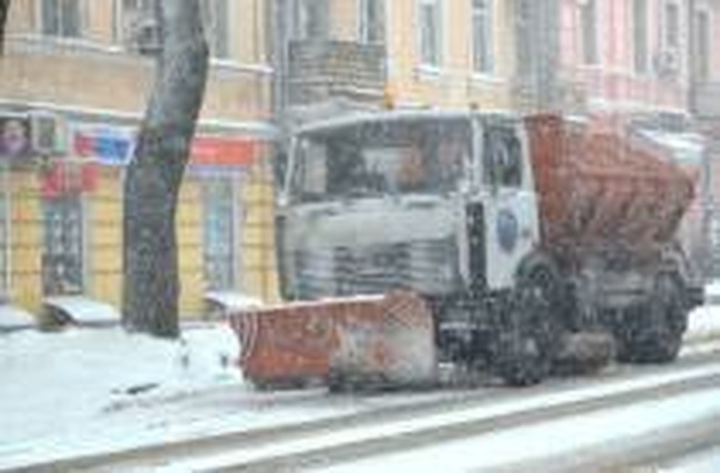 В Одессе коммунальщики выигрывают "снежную битву" (ФОТО)