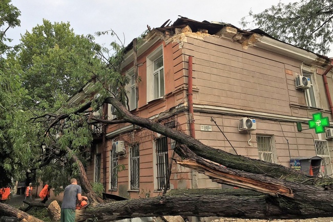 Разбитые фасади и проломленная крыша: в мэрии рассказали о последствиях вчерашней непогоды