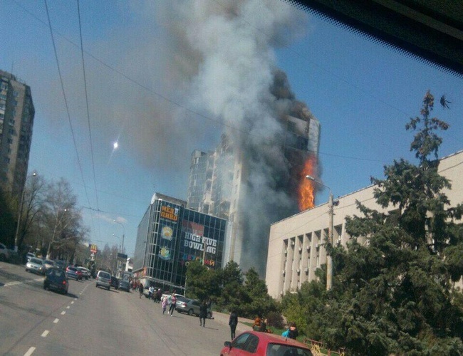 В Одессе горела обшивка 12-этажного дома: полицейские эвакуировали людей из торгового центра
