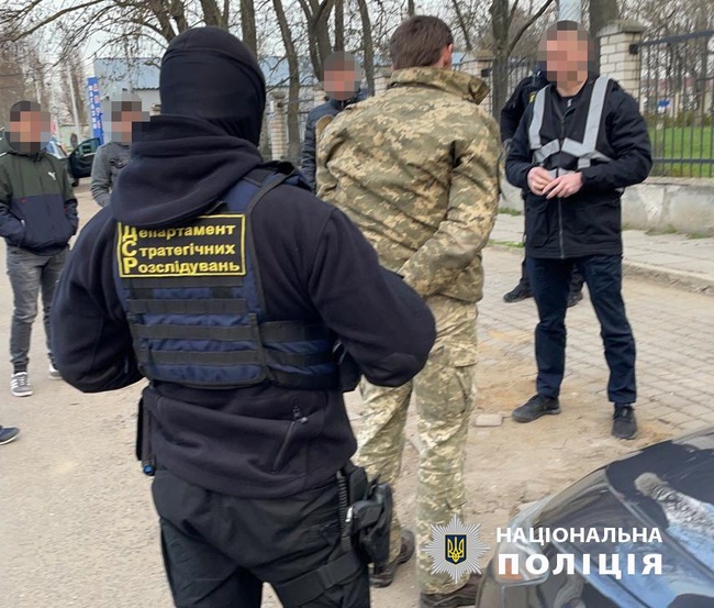 Військового на Одещині затримали після отримання 6 тисяч доларів від призовників