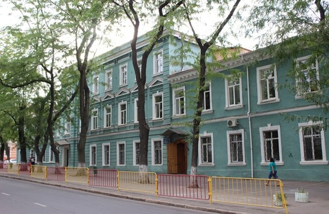 Реставрацию фасада Ришельевского лицея доверят фирме, ремонтировавшей новую мэрию