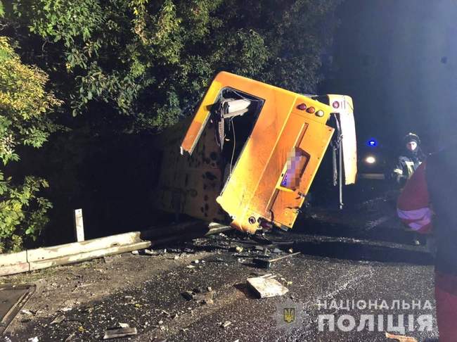 Поліція з'ясовує причини зіткнення вантажівки із маршруткою