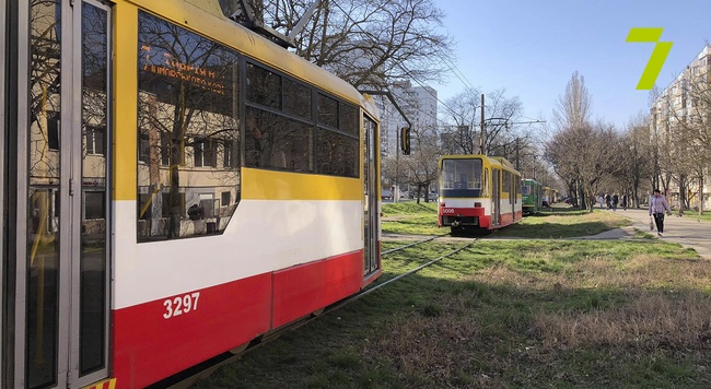 Агрессивные пассажиры и штурмы трамваев: в Одессе водители пытаются соблюдать ограничения