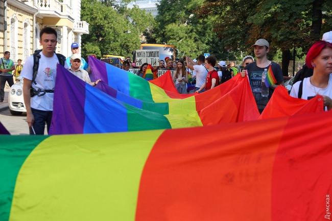 По Одессе прошел гей-прайд, после которого "освятили" Приморский бульвар
