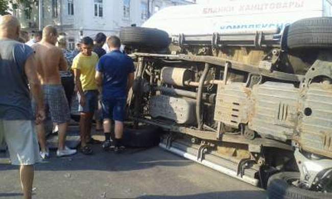 В Одессе из-за ДТП с участием полиции перевернулся автомобиль