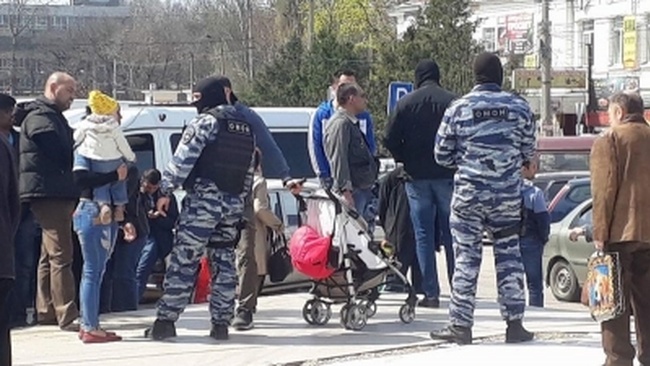 В оккупированном Крыму во время облавы ФСБ задержаны более полусотни человек, включая главу крымского Комитета избирателей