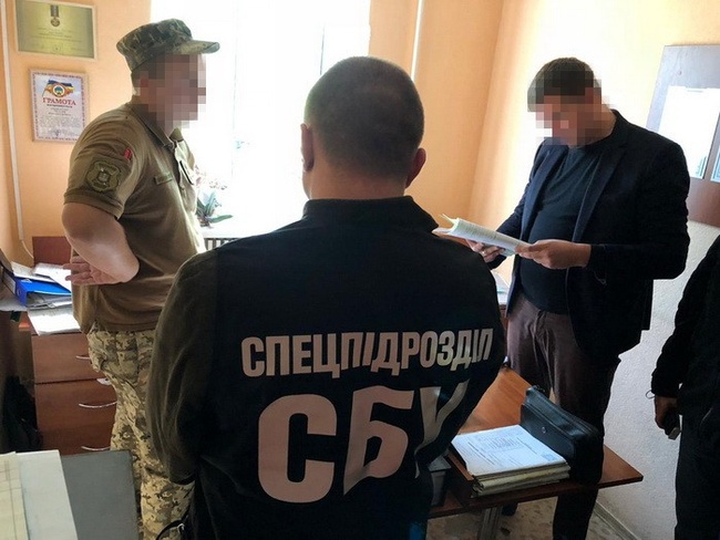 Офицера одесского военкомата подозревают в получении взятки от уклониста
