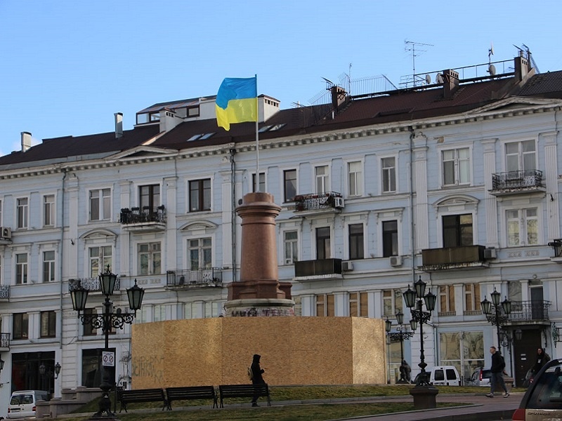 Пам'ятники Катерині ІІ та Суворову в Одесі прибрали в художній музей