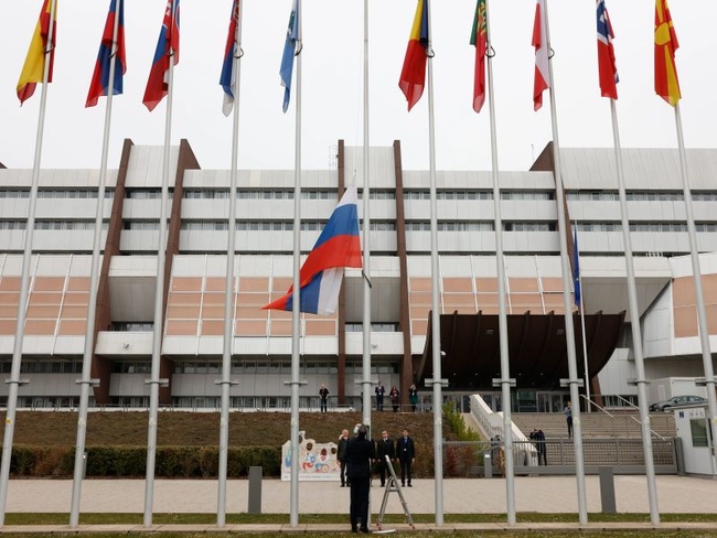 Біля Палацу Європи спускають прапор рф. Фото: Вікіпедія