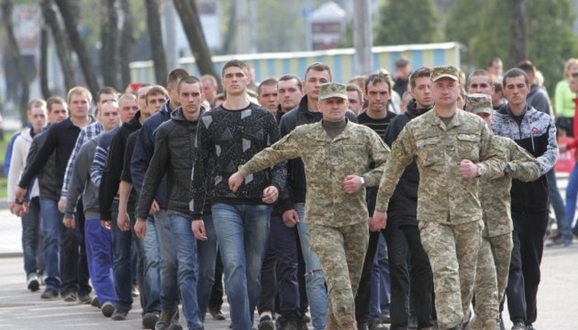 Президент повернув в Україні призов до армії з 18 років
