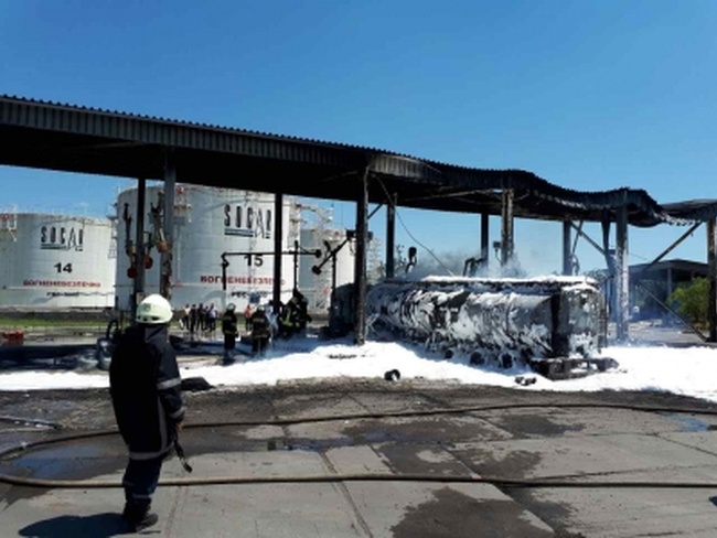 Из-за взрыва бензовоза на нефтебазе под Одессой пострадали два человека