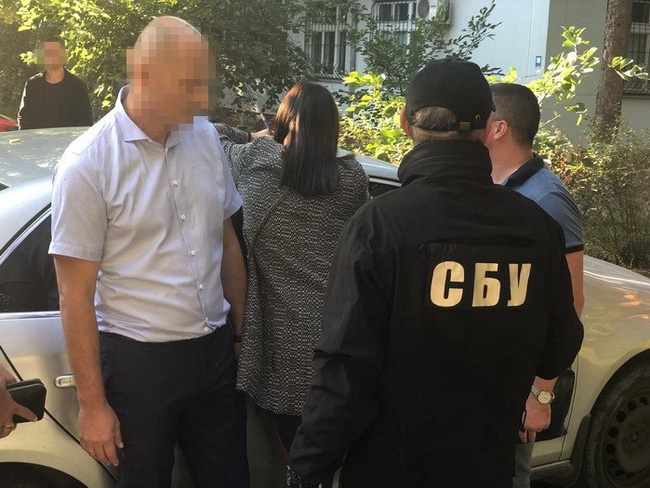 Двоих одесских таможенников подозревают в получении трех тысяч долларов взятки