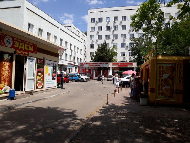 Шаурма, пирожки и частные медкабинеты: будни Одесской областной поликлиники