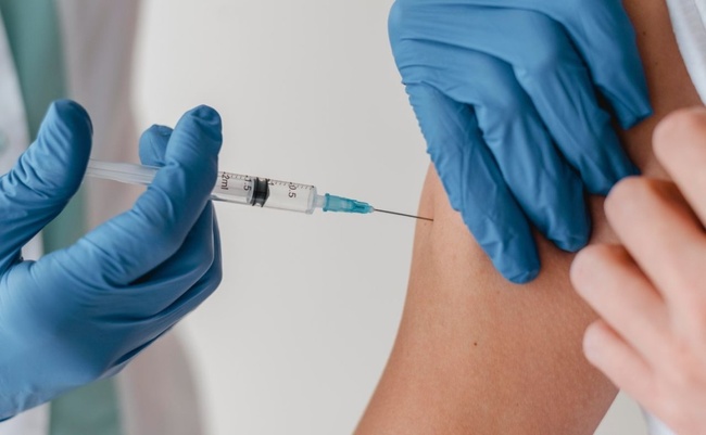 МОЗ дозволило введення бустерної дози вакцини від COVID-19 усім дорослим українцям