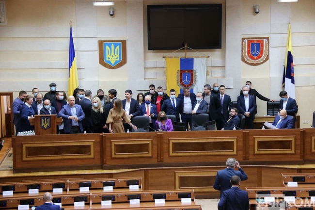 Блокування трибуни та бійки: як пройшла перша сесія Одеської облради