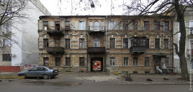 Провалений двір в центрі Одеси планують провести в порядок протягом двох тижнів