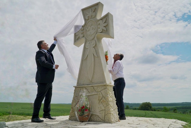 В одном из сел Одесской области появился казацкий крест весом почти в три тонны